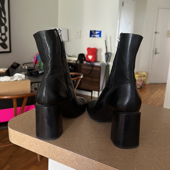 Zara HEELED ROUND TOE ANKLE BOOTS
Black 1/1191/810/040/38  sz 7.5 - Picture 9 of 10